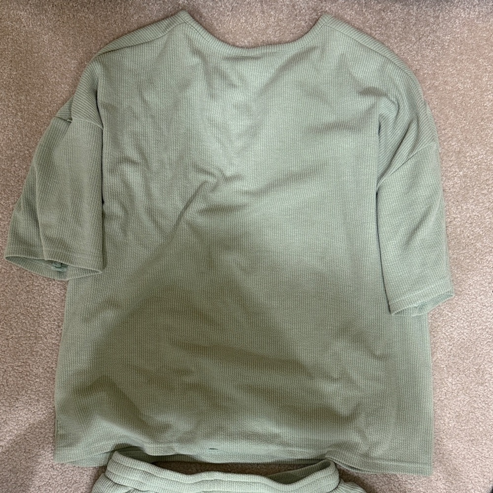 Green Short Sleeve Top and Shorts Set - Picture 4 of 5